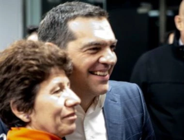 Το «παιδί του λαού» παριστάνει ο Τσίπρας στο Open - Φωτογραφίστηκε με κυρία της καθαριότητας